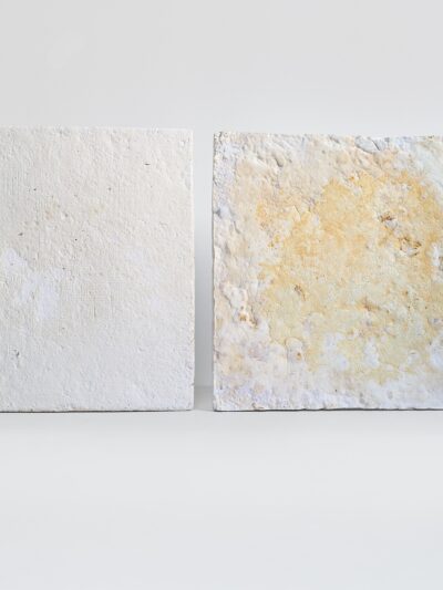 To hvitlige akustikkplater