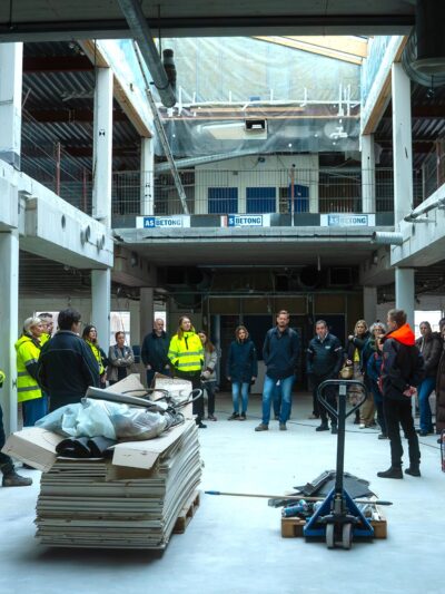 En gruppe på befaring på byggeplassen til prosjektet Spinn
