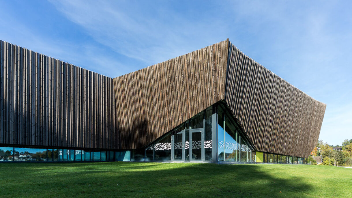 Holmen svømmehall  - fasader Foto Tove Lauluten