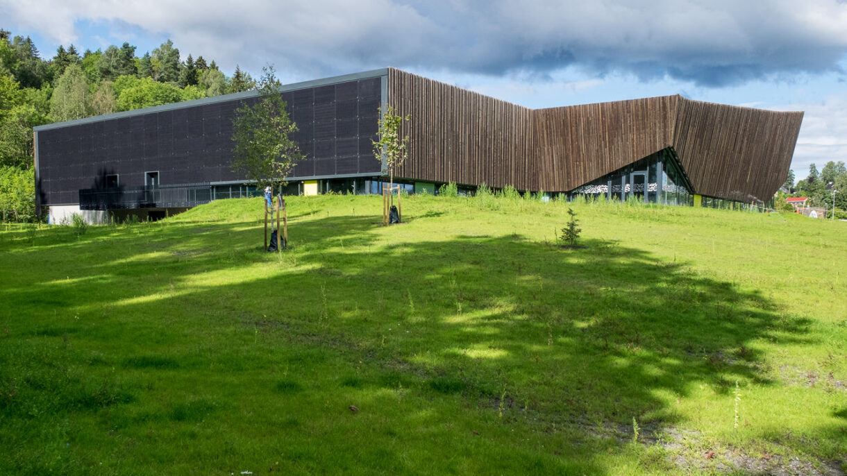 Holmen svømmehall solcellevegg Foto Tove Lauluten