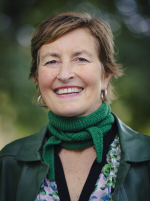 Kvinne med kort, brunt hår. Foto.