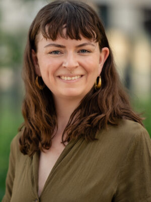 Kvinne med langt, brunt hår. Foto.