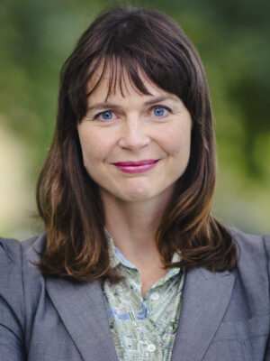 Kvinne med mørkt hår. Foto.