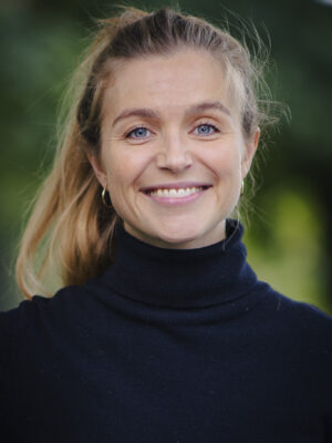 Kvinne med langt, mellomblondt hår i hestehale. Foto.