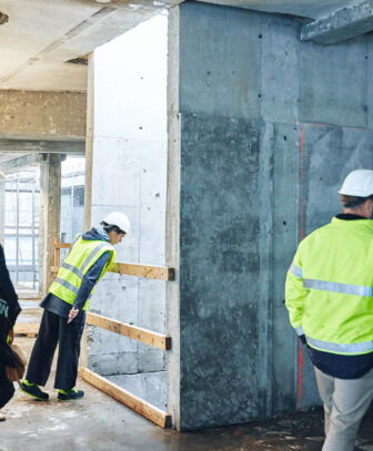 Folk på befaring på byggeplass