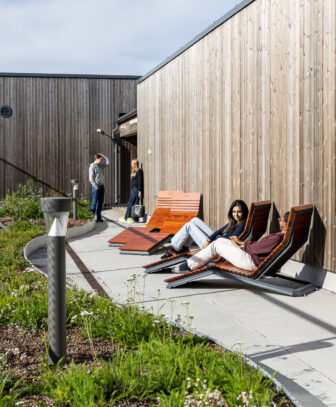 Elever som chiller på takterrassen.