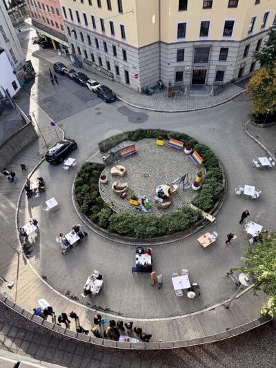 Sirkulær plass med hekk, møbler og folk - sett ovenfra. Foto