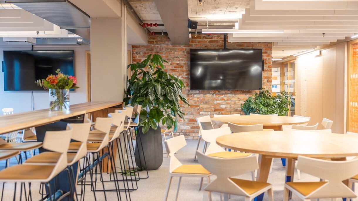 Interiør som viser møterom og kantine