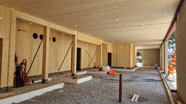 Som bærende konstruksjon på Nedre Sem låve brukes det massivtreelementer.