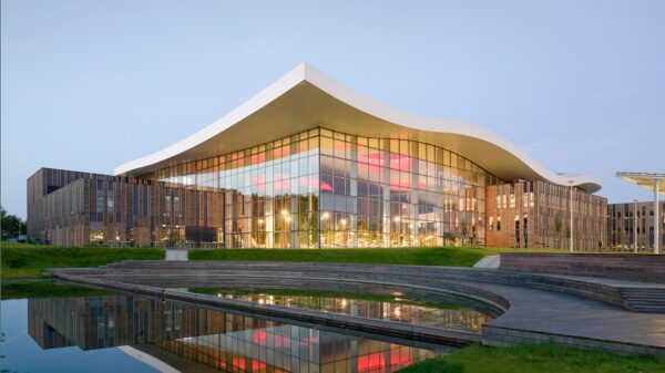 Nå kan du bli med på studietur til Nederland for å lære om sirkulære bygg. Alliander building. Arkitekt: Rau architects. Utbygger : Alliander - VolkerWessels