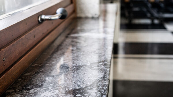 I Kristian Augusts gate 23 er en rekke detaljer og materialer som mørke trepaneler, terrazzo-gulv og stucco lustro-behandlede vegger og tak er bevart. Foto: Dimitri Tkachenko