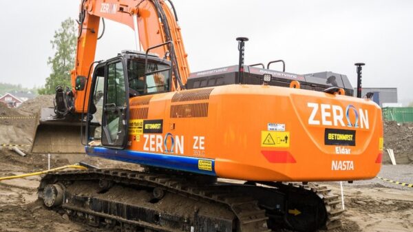 Gravemaskinen Eldar er verdens første 35-tonns helelktriske gravemaskinen som har blitt tatt i bruk på en byggeplass. Foto: Gjøvik kommune