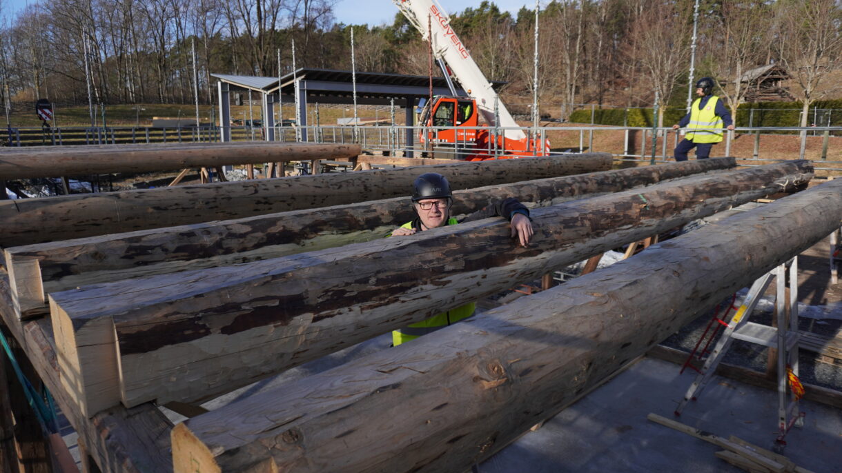 Terje Planke forteller at de bruker tradisjonen som læremester når de bygger TradLab TRE. Foto: Anniken Mihle / Norsk Folkemuseum