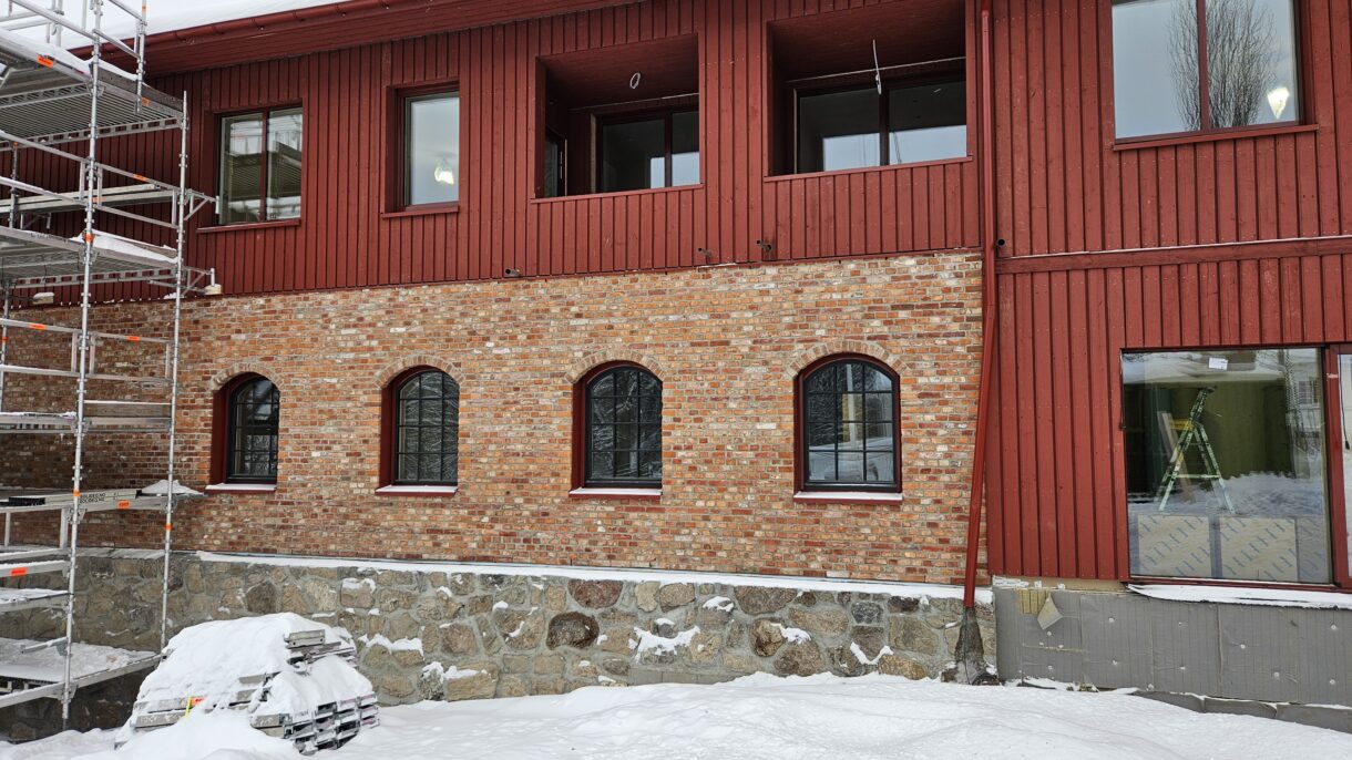 Kledningen til gamle Nedre Sem låve ble demontert, pakket og renset, og sendt til Stiltre på Kongsberg. Her ble kledningen omhøvlet til riktig profil og deretter gjenbrukt som kledning på det nye bygget. Foto: Even Bergstrøm