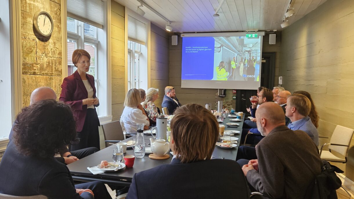 Tøft, men gøy! Jorunn Nerheim i OBOS forteller om arbeidet med Nøstebukten Brygge og svarer på spørsmål. Foto: Anne Kringstad
