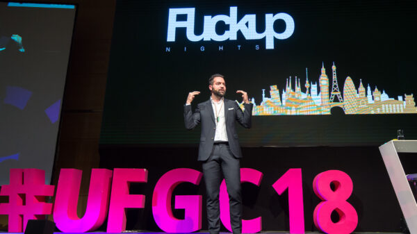 Møteleder introduserer konseptet FuckUp night under Urban Future i Wien i februar 2018. Foto: Grayling Austria GmbH_APA-Fotoservice_Hörmandinger