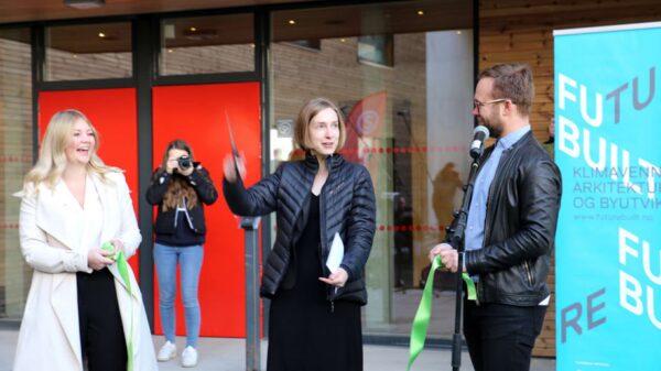 Massivtrehusene på Kringsjå Studentby ble åpnet av utdanningsminister Iselin Nybø (midten), Elisabeth Holien (Velferdstinget) t.v. og SiOs styreleder Vetle Bo Saga (t.h.). Foto: Unni Irmelin Kvam/SiO)
