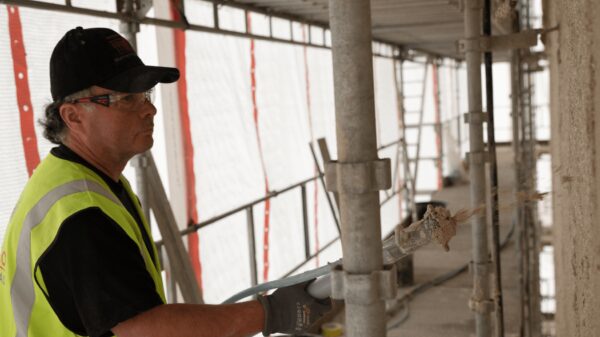 Matthias Weise, formann og murmester i Oslo Murmesterbedrift, i full gang med å påføre aerogel. Foto: Hans Kristian Hagen Riise/Oslo Havn