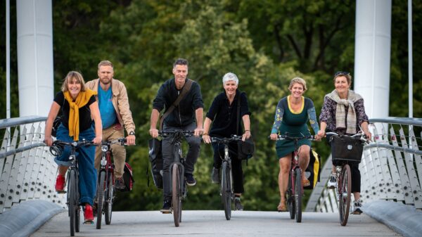 Guro, Erlend, Stein, Ulla, Pia og Birgit på sykkeltur i Drammen. Foto: Torbjørn Tandberg