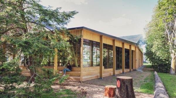 Hagerommet rundt Klimahuset har vært en viktig faktor for å vise at bygg og landskap bør spille tett sammen i møte med klimaforandringer. Arkitekt: Lund/Hagem og Atelier Oslo. Landskapsarkitekt: Atsite. Foto: Jarli & Jordan/NHM