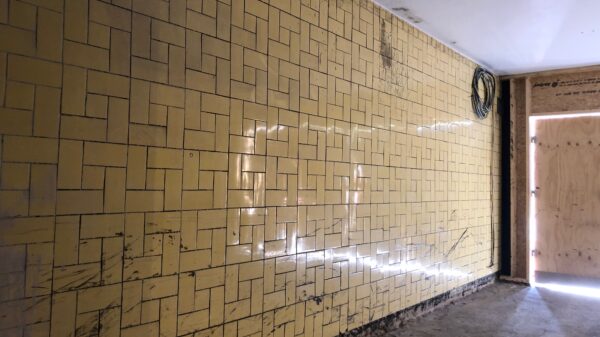 De lysegule flisene blir stående, og vil gi særpreg til resepsjonsområdet i det nye bygget.