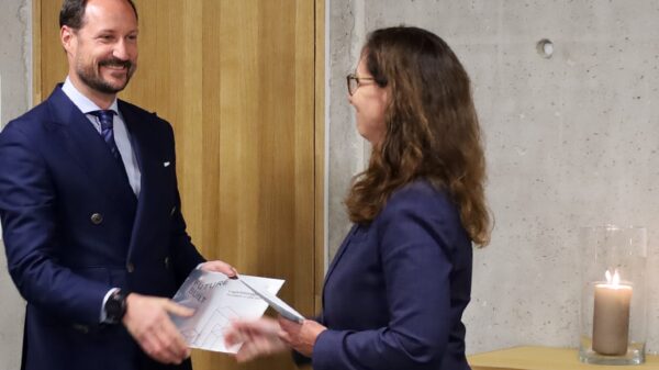 Statssekretær Gunn Karin Gjul fra Kommunal- og distriktsdepartementet overrekker FutureBuilt-plakett til H.K.H Kronprins Haakon. Foto:  Liv Osmundsen / Det kongelige hoff