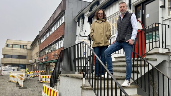 Monica Espinoza Valle og Espen Pettersen Roald utenfor Ski gamle hotell. Foto: FutureBuilt