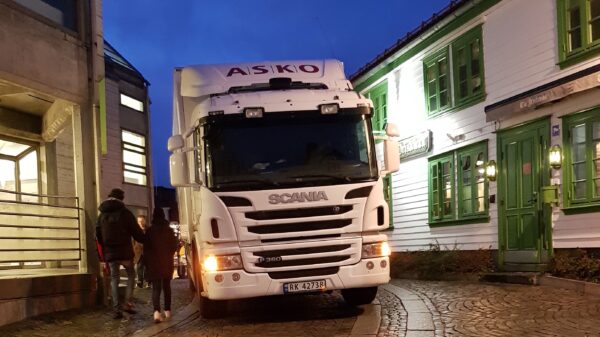 Når store lastebiler må inn i trang by er det vanskelig å få godt byliv.