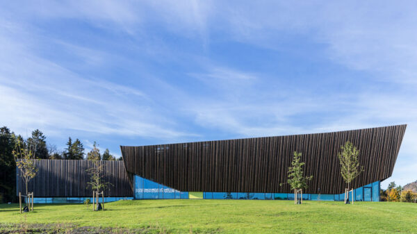 Holmen svømmehall er kåret til Årets bygg. Foto: Tove Lauluten