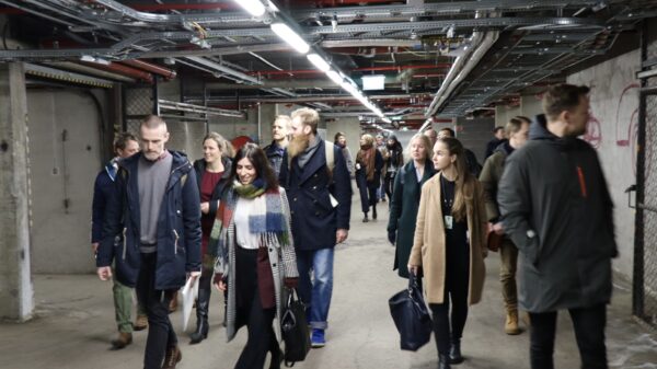 Deltakerne får omvisning i garasjen i Sofienberggata 7. Foto: Boligbygg