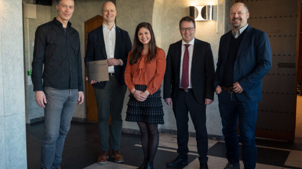 Stein Stoknes, FutureBuilt, Cato Dehli Lauritzen og Jennifer Lamson fra Höegh Eiendom, kommunal- og distriktsminister Bjørn Aril Gram og byrådssekretær for byutvikling Rasmus Reinvang fra åpningen av KA23. Foto: Arild Danielsen