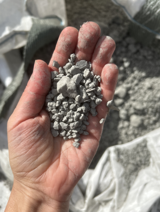 Hånd med leire. Foto.